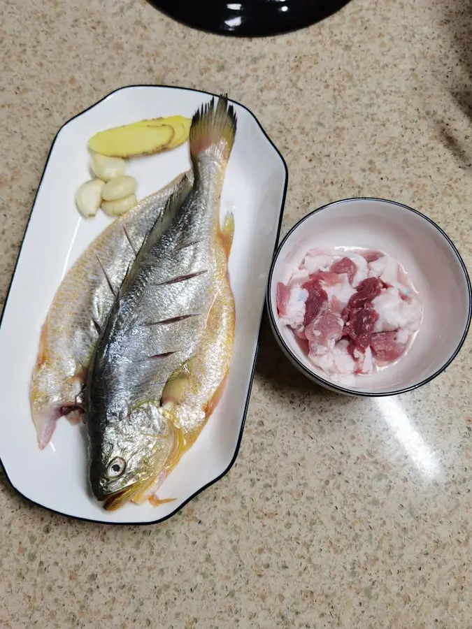 Bake yellow croaker in a casserole without putting a drop of water step 0