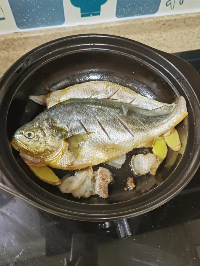 Bake yellow croaker in a casserole without putting a drop of water step 0