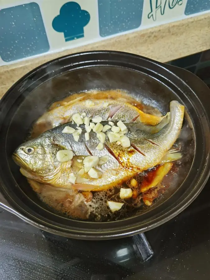 Bake yellow croaker in a casserole without putting a drop of water step 0