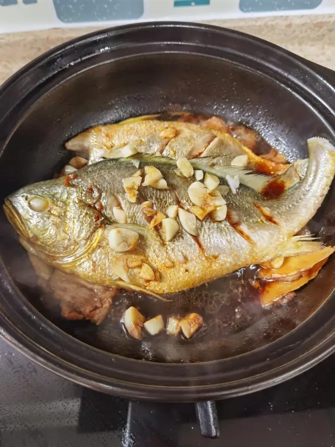 Bake yellow croaker in a casserole without putting a drop of water step 0