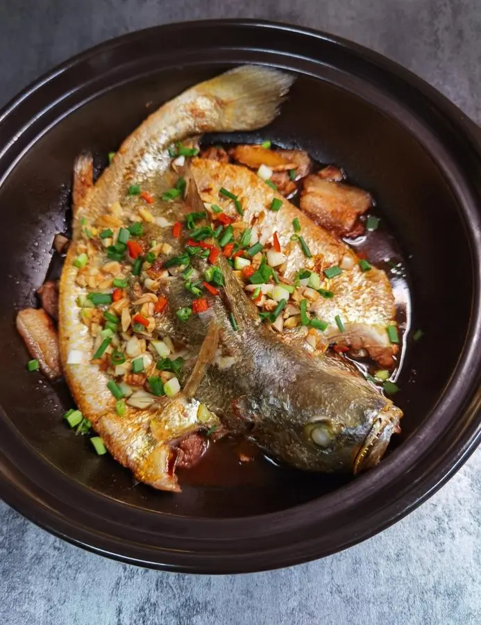 Bake yellow croaker in a casserole without putting a drop of water