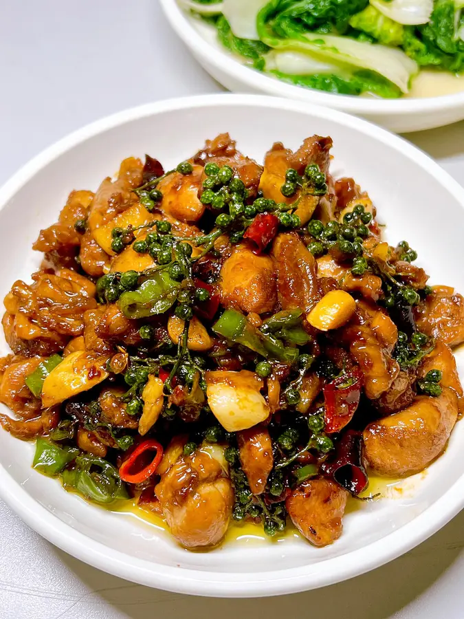 Spicy and fragrant stir-fried chicken with green peppercorns step 0