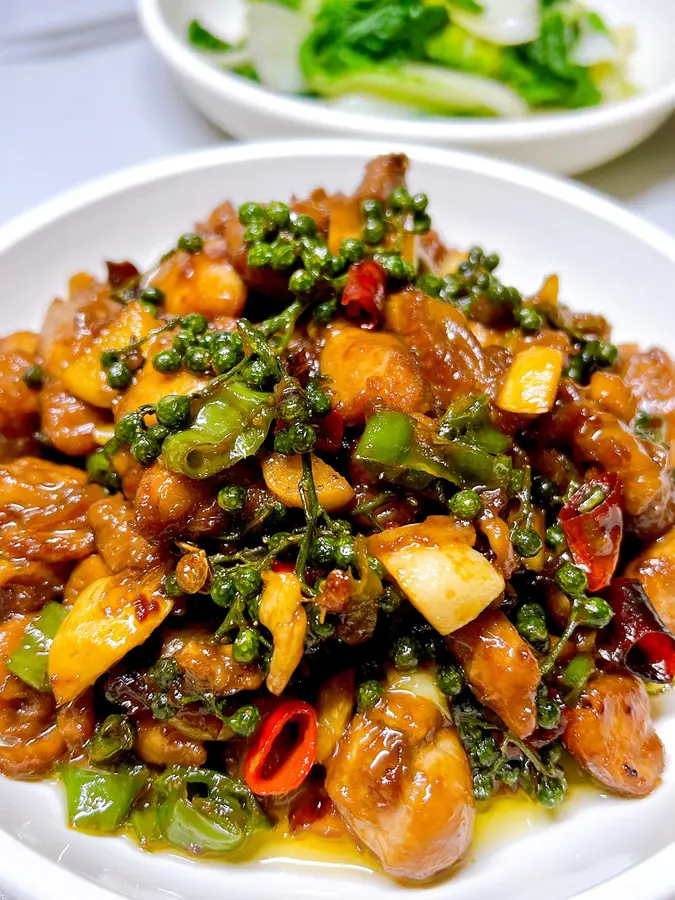 Spicy and fragrant stir-fried chicken with green peppercorns step 0