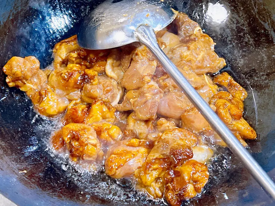 Spicy and fragrant stir-fried chicken with green peppercorns step 0