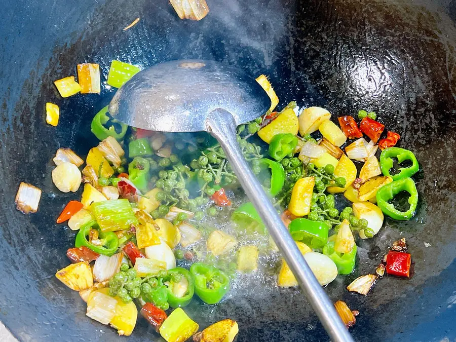 Spicy and fragrant stir-fried chicken with green peppercorns step 0