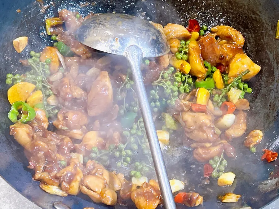 Spicy and fragrant stir-fried chicken with green peppercorns step 0