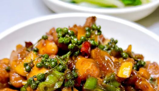 Spicy and fragrant stir-fried chicken with green peppercorns