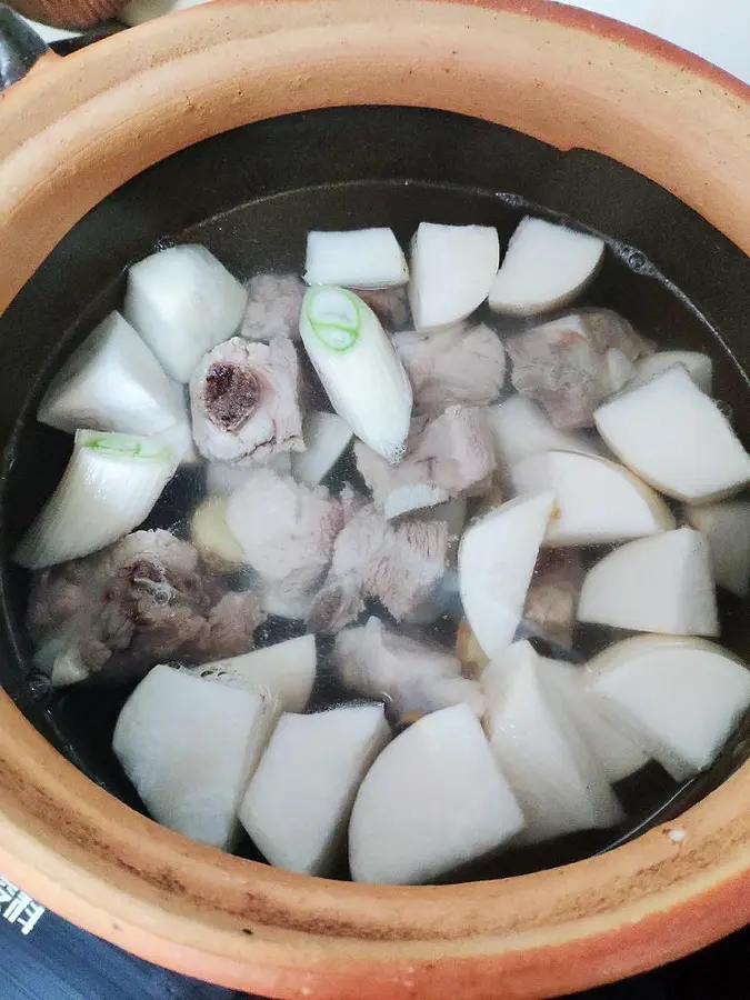 Stewed pork ribs with radish - lazy soup in autumn and winter step 0