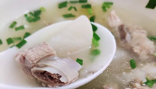 Stewed pork ribs with radish - lazy soup in autumn and winter