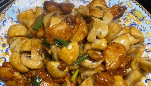 Delicious low-fat stir-fried chicken breast with mushrooms