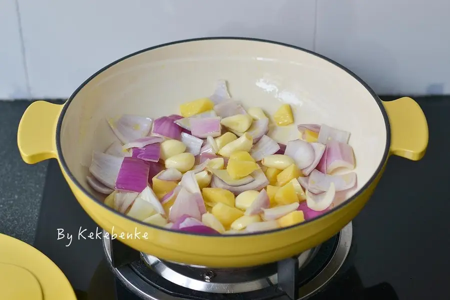 Enamel pot waterless baked sea bass step 0