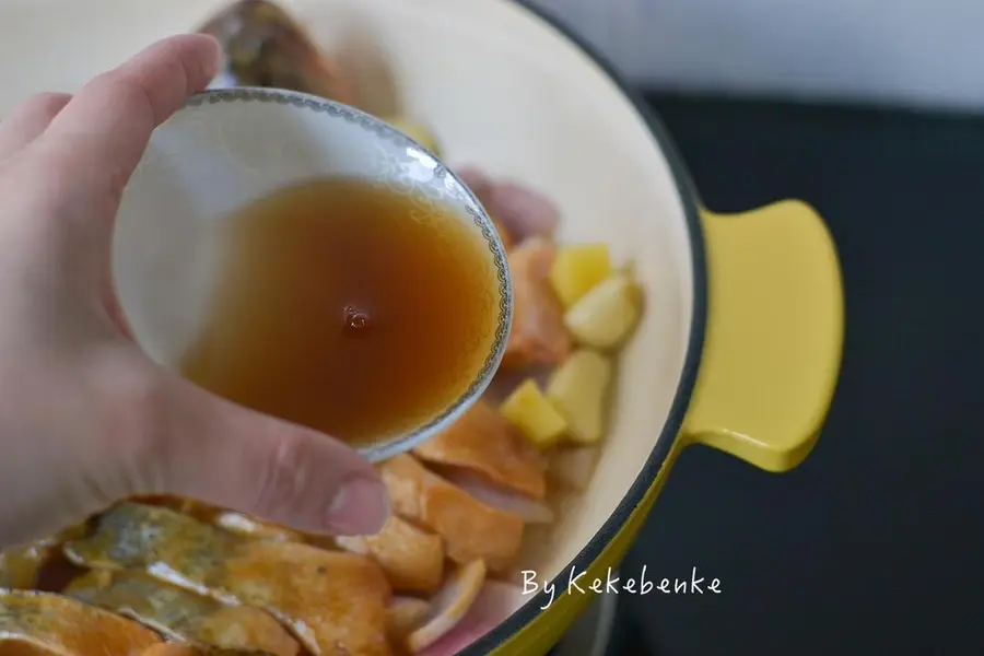 Enamel pot waterless baked sea bass step 0