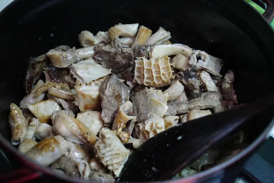 Cantonese radish beef offal pot step 0