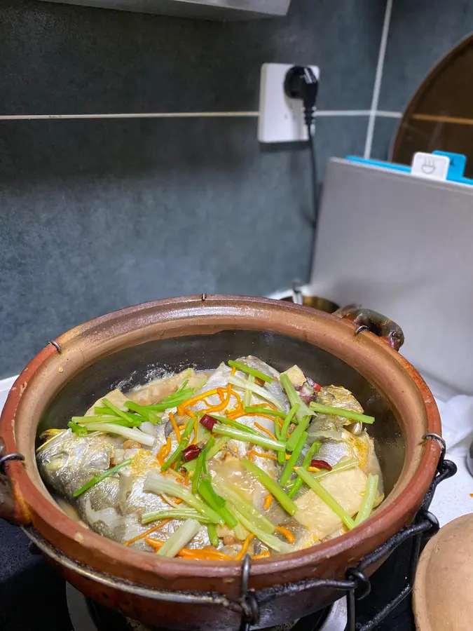 Braised miscellaneous fish in Puning bean sauce step 0