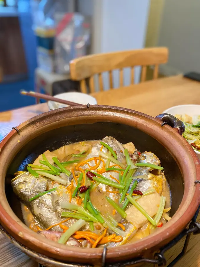 Braised miscellaneous fish in Puning bean sauce step 0