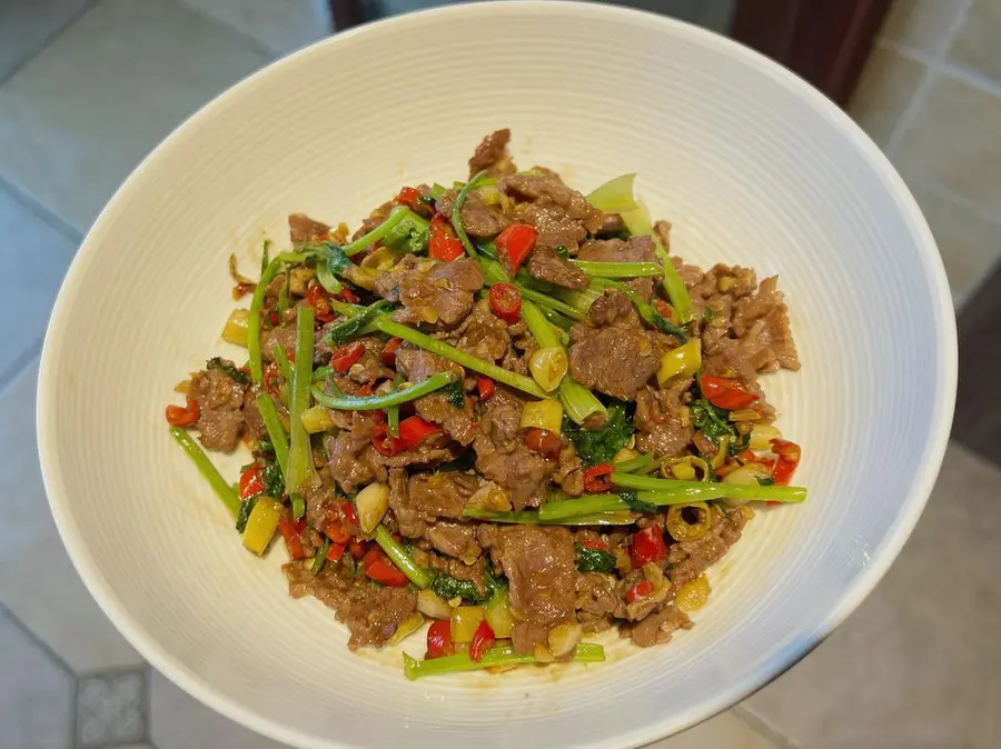 Restaurant 1:1 small stir-fried yellow beef