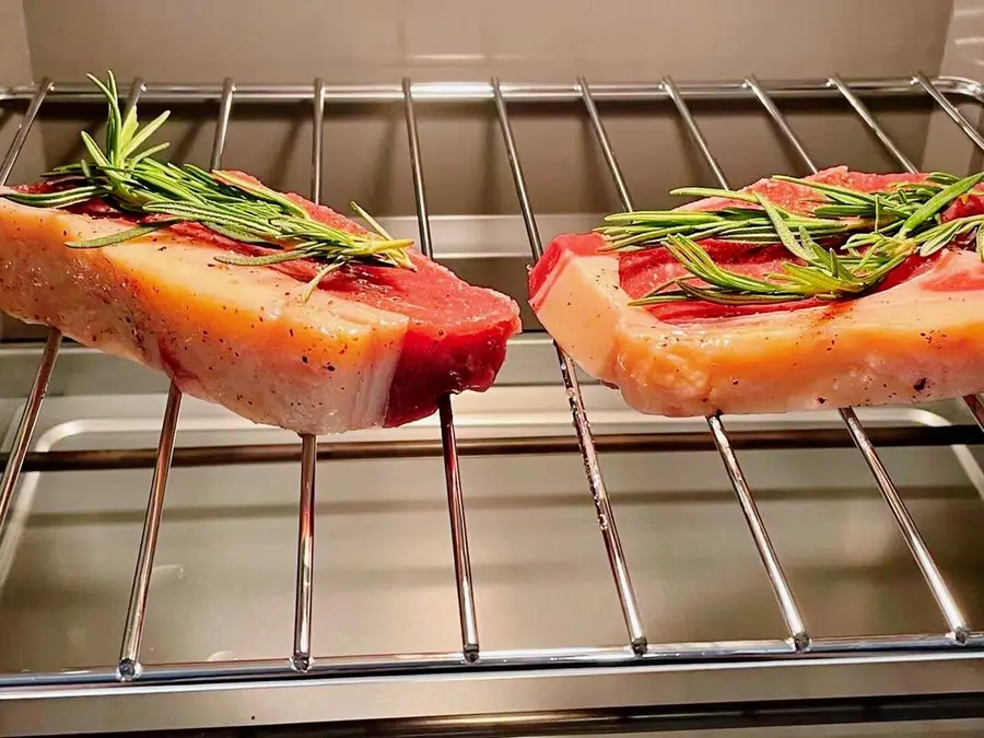 Tender and juicy, oven-baked tender grilled steak step 0