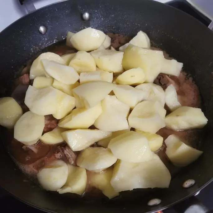 Pork ribs stewed with potatoes (home style) step 0