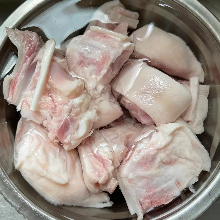 Non-greasy, non-greasy and non-greasy clear soup soybean stewed pig's trotters and pig's feet soup step 0