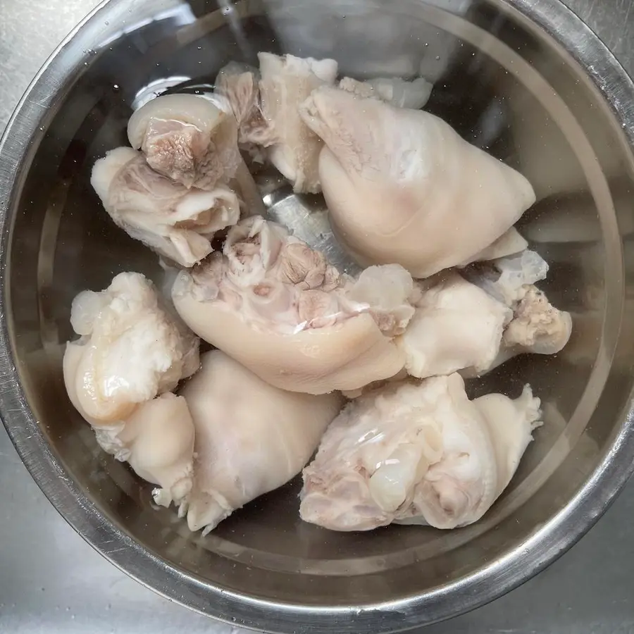 Non-greasy, non-greasy and non-greasy clear soup soybean stewed pig's trotters and pig's feet soup step 0