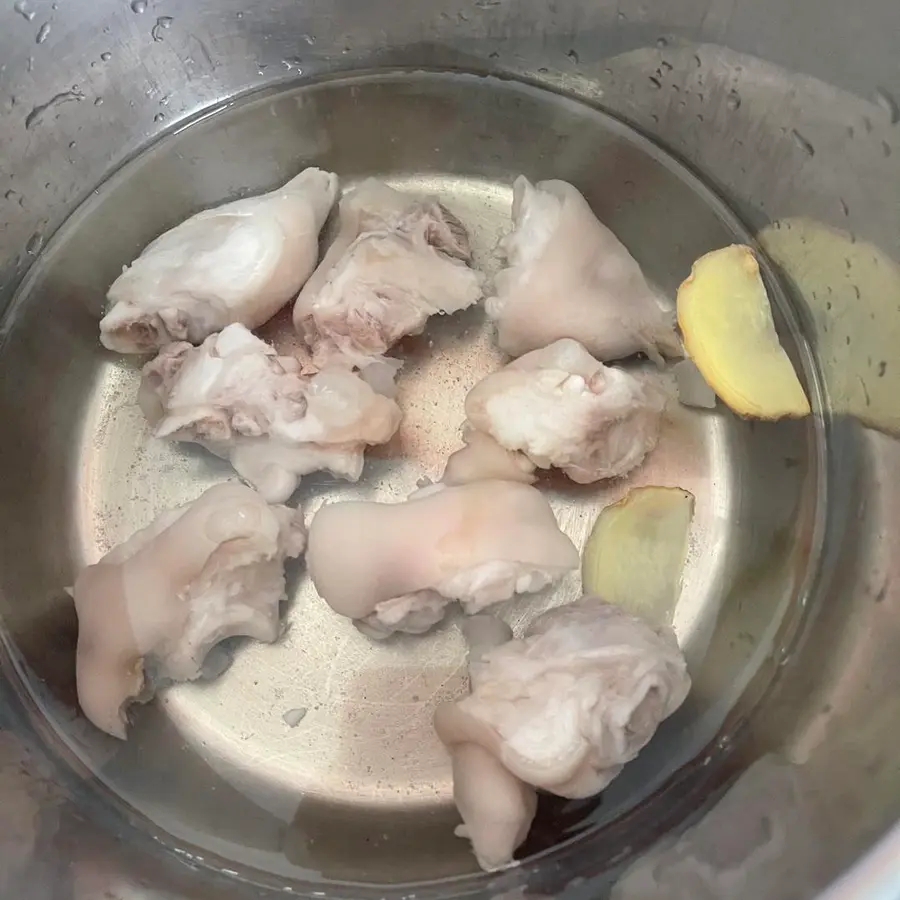 Non-greasy, non-greasy and non-greasy clear soup soybean stewed pig's trotters and pig's feet soup step 0