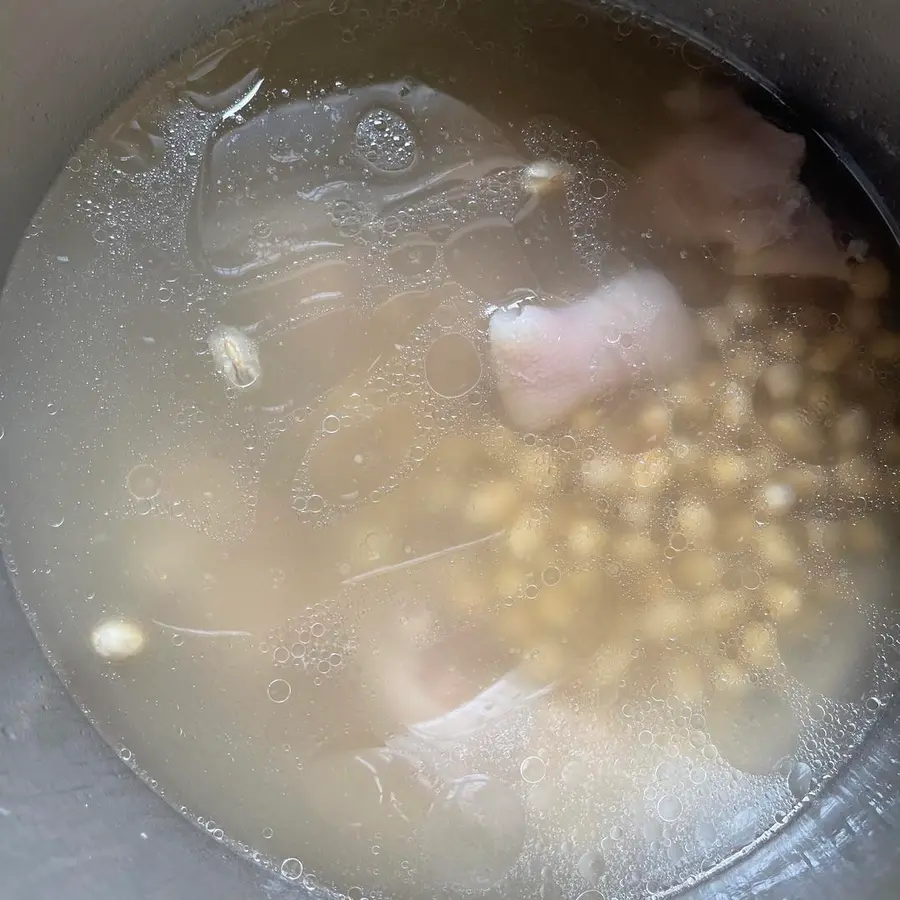 Non-greasy, non-greasy and non-greasy clear soup soybean stewed pig's trotters and pig's feet soup step 0