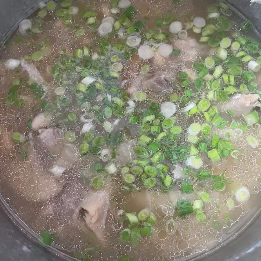 Non-greasy, non-greasy and non-greasy clear soup soybean stewed pig's trotters and pig's feet soup step 0