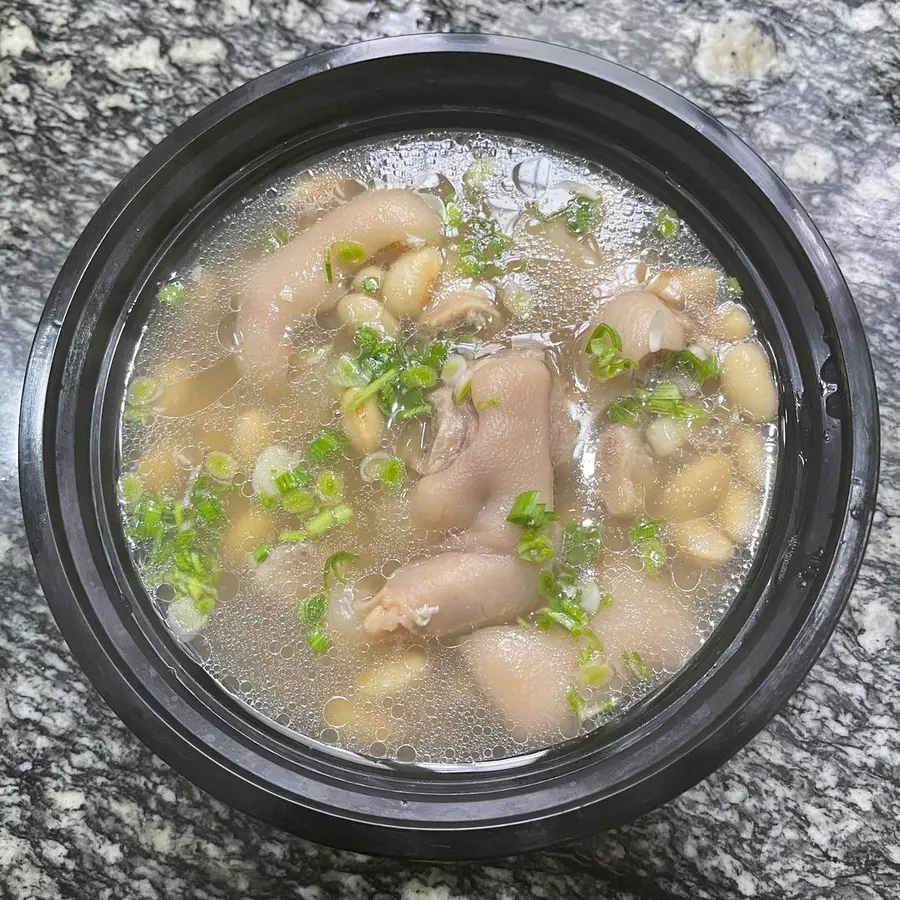 Non-greasy, non-greasy and non-greasy clear soup soybean stewed pig's trotters and pig's feet soup step 0