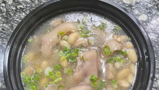 Non-greasy, non-greasy and non-greasy clear soup soybean stewed pig's trotters and pig's feet soup