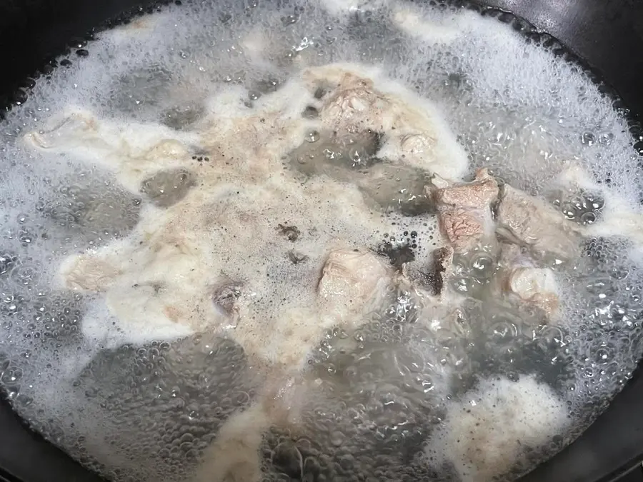 Stewed pork ribs and radish soup step 0