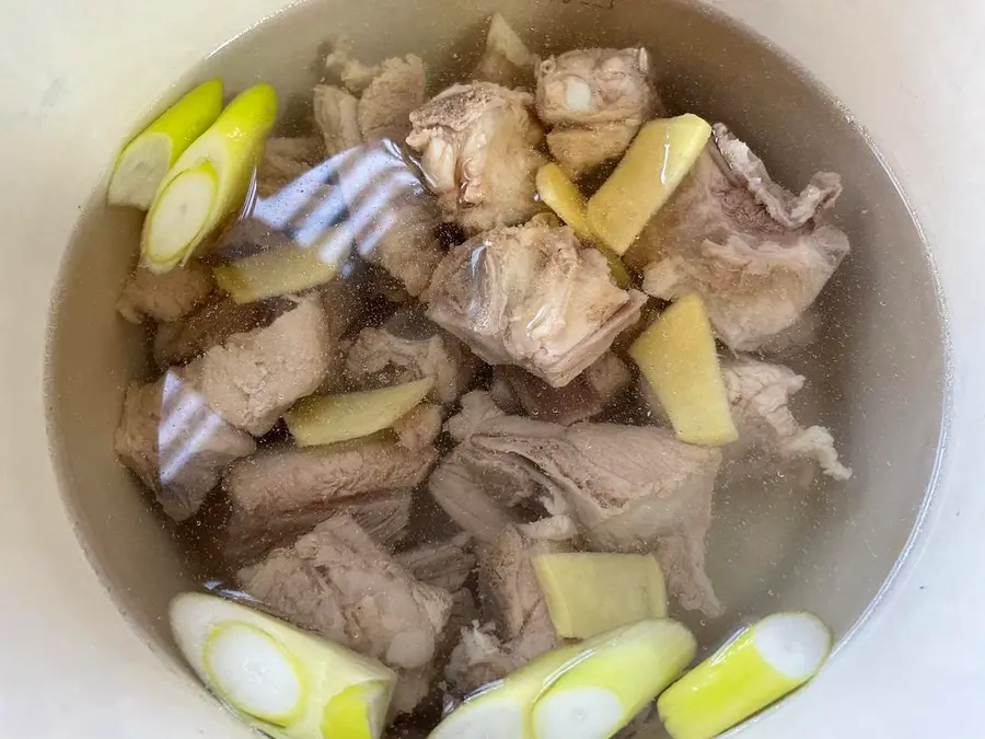 Stewed pork ribs and radish soup step 0