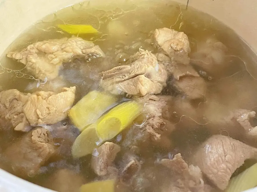 Stewed pork ribs and radish soup step 0