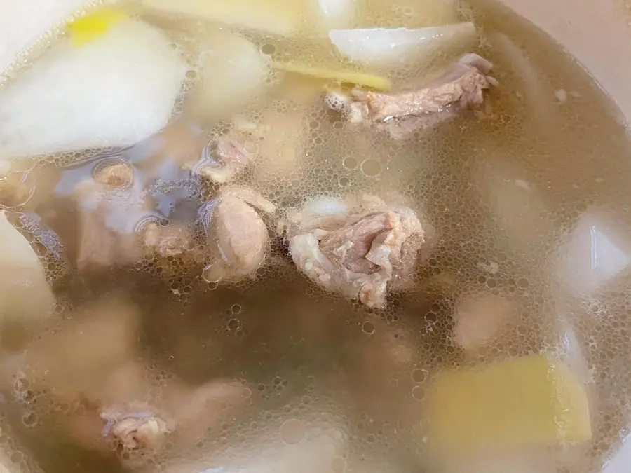 Stewed pork ribs and radish soup step 0