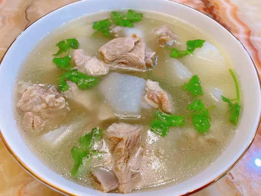 Stewed pork ribs and radish soup step 0