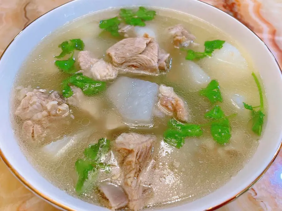 Stewed pork ribs and radish soup