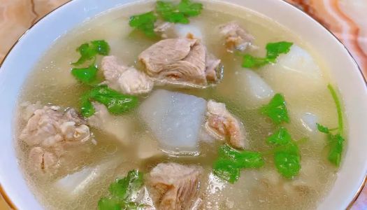 Stewed pork ribs and radish soup