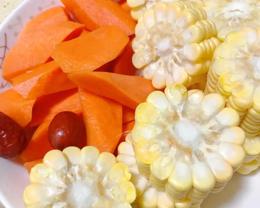 Nourishing and healthy - stewed pork rib soup  with corn and carrots step 0