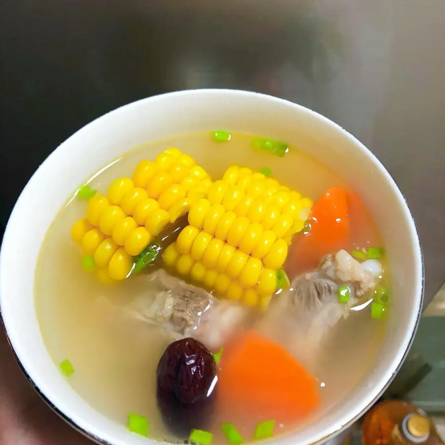 Nourishing and healthy - stewed pork rib soup  with corn and carrots step 0