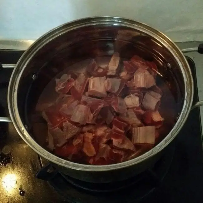 A chattering bag teaches the rich red braised beef brisket step 0