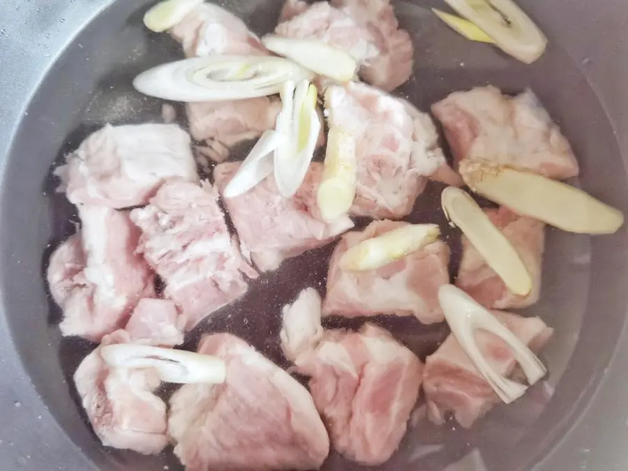 Home-cooked food|Roasted pork ribs with corn step 0