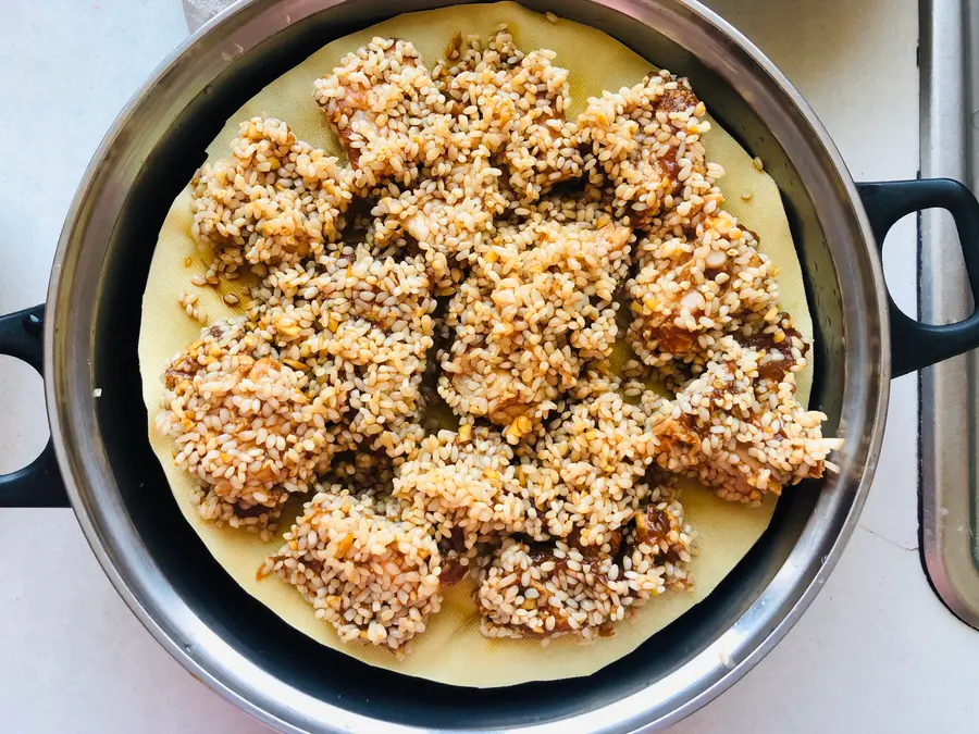 Steamed pork ribs with glutinous rice that can be licked on a plate step 0