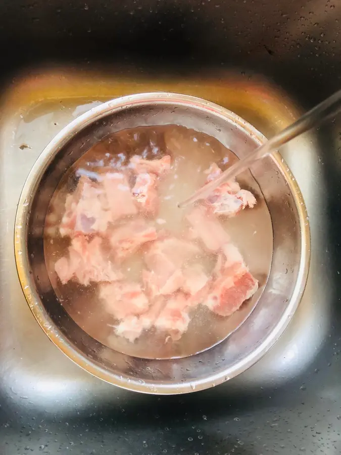 Steamed pork ribs with glutinous rice that can be licked on a plate step 0