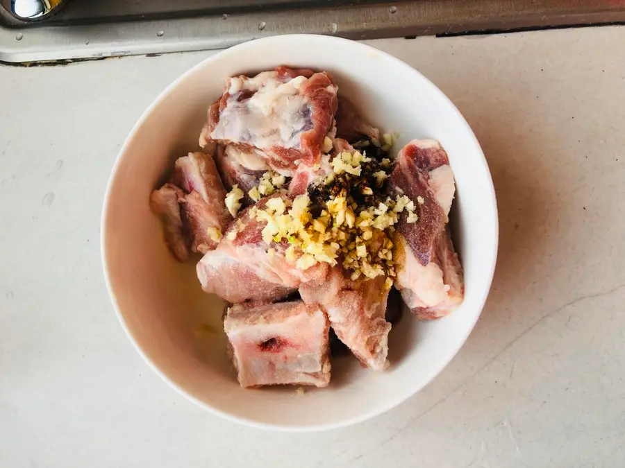 Steamed pork ribs with glutinous rice that can be licked on a plate step 0