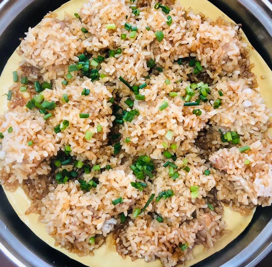 Steamed pork ribs with glutinous rice that can be licked on a plate