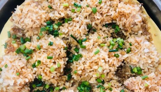 Steamed pork ribs with glutinous rice that can be licked on a plate