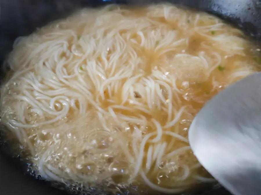 A bowl of Hunan rice noodles was eaten up, and there was not even soup left for a fast breakfast step 0