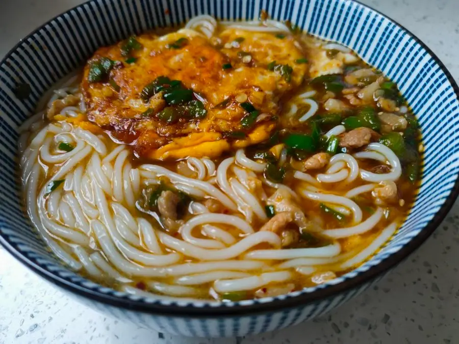 A bowl of Hunan rice noodles was eaten up, and there was not even soup left for a fast breakfast