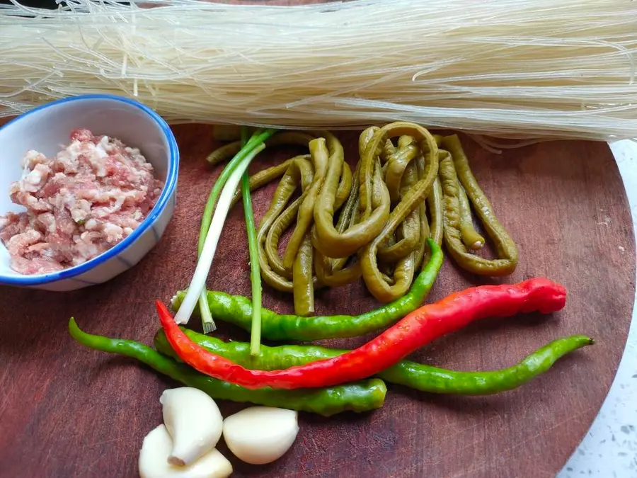 A bowl of Kuaishou breakfast capers and carob Hunan rice noodles step 0