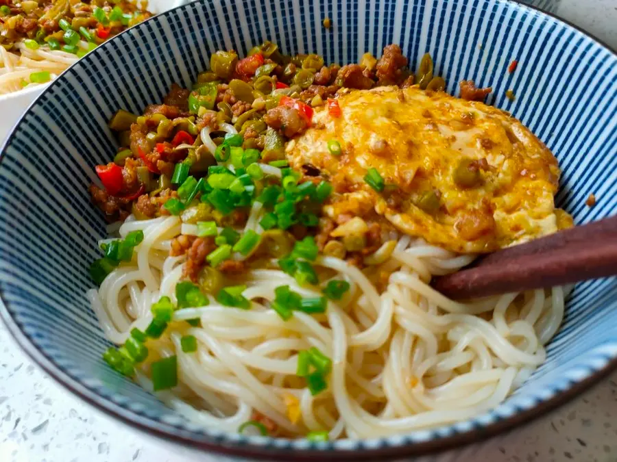 A bowl of Kuaishou breakfast capers and carob Hunan rice noodles step 0