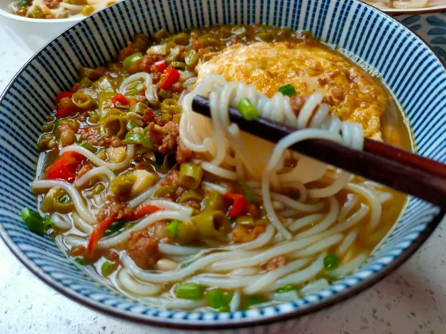 A bowl of Kuaishou breakfast capers and carob Hunan rice noodles step 0